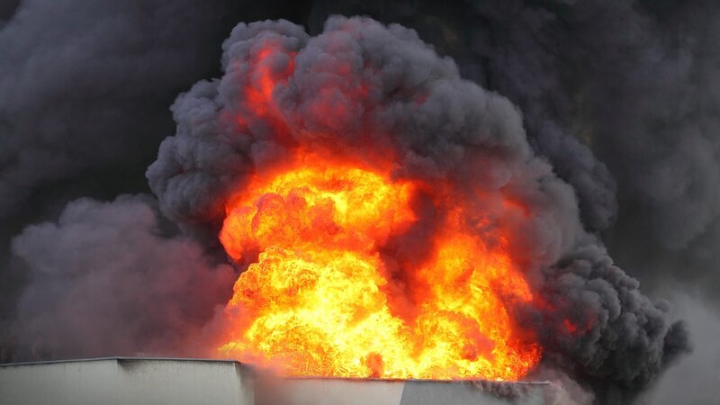 Flames and black smoke – air pollution concept. – Bild: abadonian