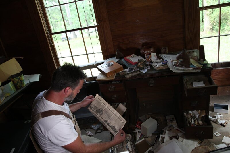 Als wären sie erst vor Kurzem gegangen: Jay findet in einem alten Haus von Siedlern viele antike Gegenstände … – Bild: The National Geographic Channel
