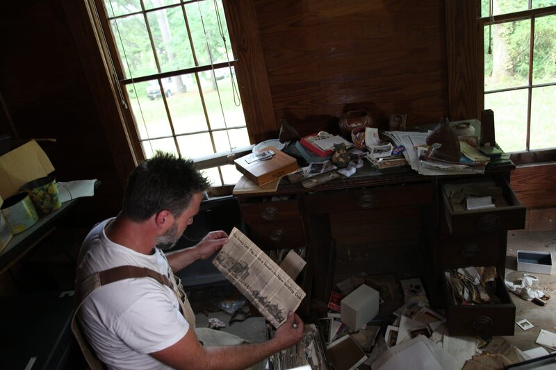 Als wären sie erst vor Kurzem gegangen: Jay findet in einem alten Haus von Siedlern viele antike Gegenstände … – Bild: The National Geographic Channel