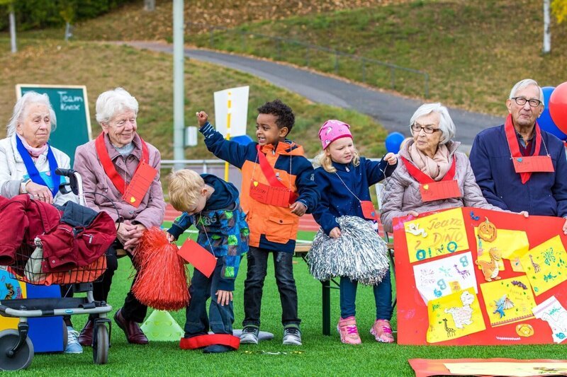 Die Senioren und Kinder sind bereit für die Generationenolympiade. – Bild: RTL, Bernd-Michael Maurer