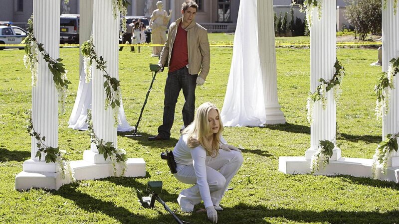 Eine Braut wurde vor dem Altar erschossen. Calleigh (Emily Procter) und Ryan (Jonathan Togo) fragen sich, wo die Schüsse herkamen und suchen nach verwertbaren Spuren. – Bild: RTL /​ CBS