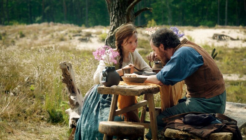 Der Fischer (Fabian Busch) und seine Frau (Katharina Schüttler) essen Fischsuppe. – Bild: NDR/​Zeiglerfilm/​Felix Cramer