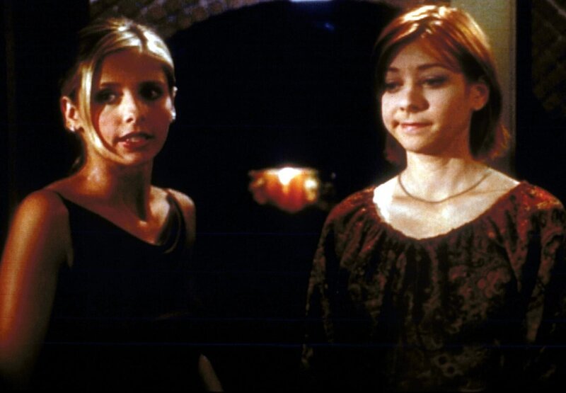 Buffy (Sarah Michelle Gellar, l.) gelingt es nicht, Willow (Alyson Hannigan, r.) über ihren Liebeskummer hinwegzuhelfen. – Bild: TM + 2000 Twentieth Century Fox Film Corporation