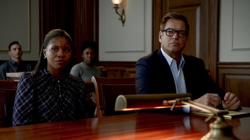 Clara Williams (Sinclair Daniel, l.); Jason Bull (Michael Weatherly, r.) – Bild: 2021 CBS Broadcasting, Inc. All Rights Reserved Lizenzbild frei