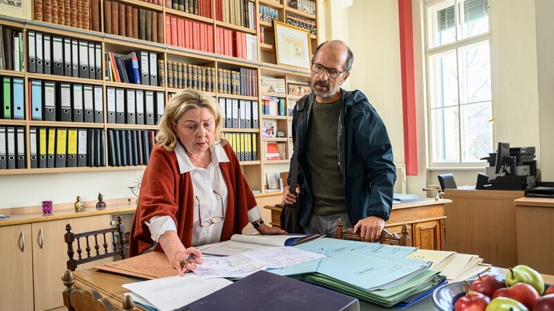 Die Rektorin Beate Klimm (Ramona Kunze-Libnow) braucht dringend neue Lehrer. Da kommt ihr Richard Glossat (Christoph Maria Herbst) als Quereinsteiger gerade recht. – Bild: ZDF und Marc Meyerbroeker Die Rektorin Beate Klimm (Ramona Kunze-Libnow) braucht dringend neue Lehrer. Da kommt ihr Richard Glossat (Christoph Maria Herbst) als Quereinsteiger gerade recht. – Bild: ZDF und Marc Meyerbroeker