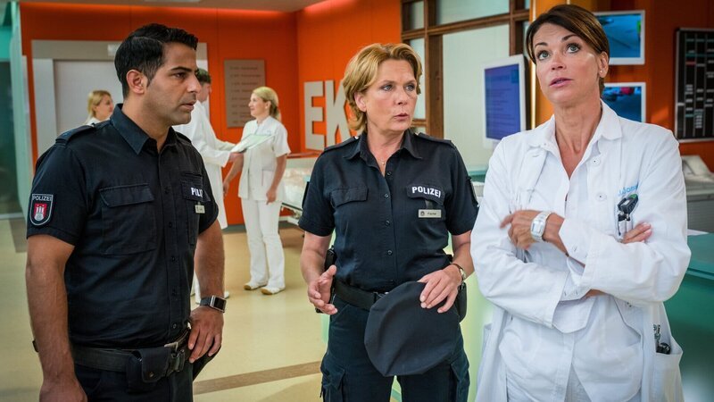 Jasmin (Gerit Kling, r.) weist Tarik (Serhat Cokgezen, l.) und Claudia (Janette Rauch, M.) darauf hin, dass bei der Mutter, die ihren Säugling bei der Babyklappe abgeliefert hat, die Anonymitätsgarantie greift. – Bild: Honorarfrei – nur für diese Sendung bei Nennung ZDF und Boris Laewen