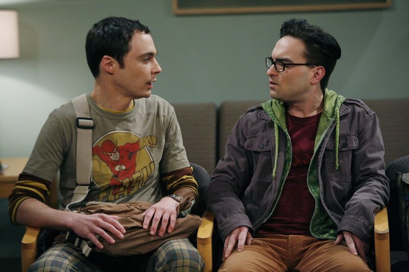 (1. Staffel) – Als in der gegenüberliegenden Wohnung die attraktive junge Polly einzieht, wird das Leben von Dr. Leonard Hofstadter (Johnny Galecki, r.) und Dr. Sheldon Cooper (Jim Parson, l.) völlig auf den Kopf gestellt … – Bild: Warner Bros. Television Lizenzbild frei