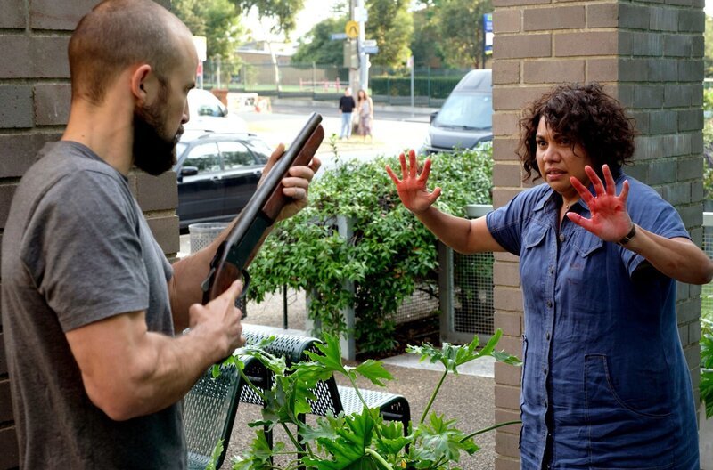 Alex Irving (Deborah Mailman) stellt sich dem Amokläufer in den Weg. – Bild: HR/​Blackfella Films & all3media international