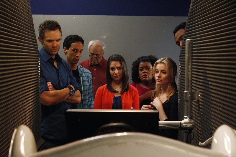 Um sein Erbe antreten zu können, muss Pierce (Chevy Chase, 3.v.l.) sich samt seinen Freunden (v.l.n.r.: Joel McHale, Danny Pudi, Alison Brie, Yvette Nicole Brown, Gillian Jacobs, Donald Glover) in ein Videospiel begeben und in einer Abenteuerwelt gegen den Vermögensverwalter Gilbert antreten … – Bild: Sony Pictures Television Inc. All Rights Reserved. Lizenzbild frei