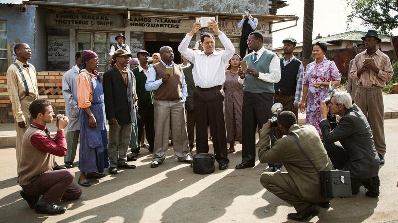 Nelson Mandela (Laurence Fishburne, M., hält die Papiere hoch) – Bild: PLURIMEDIA (Out of Africa Entertainment /​ Left Bank Pictures /​ Cinema Gypsy Productions)