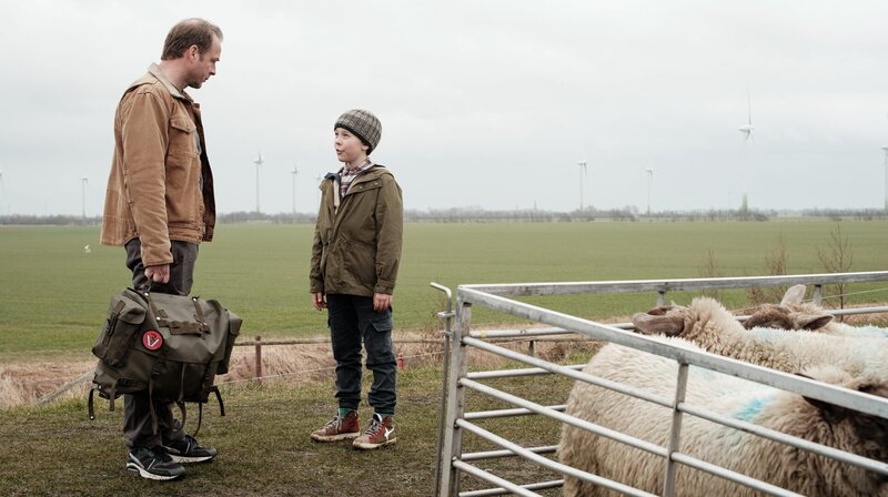 v.li.: Hauke Jacobs (Hinnerk Schönemann), Elias (Jona Truschkowski) – Bild: NDR/​Sandra Hoever