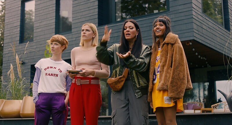 Lena (Sarah Bauerett, l.), Jo (Salka Weber, r.) Elif (Jasmin Shakeri, 2.v.r.) und Franzi (Llewellyn Reichman, 2.v.l.) erkunden Goldstein mit einer Drohne. – Bild: Tobias Koppe