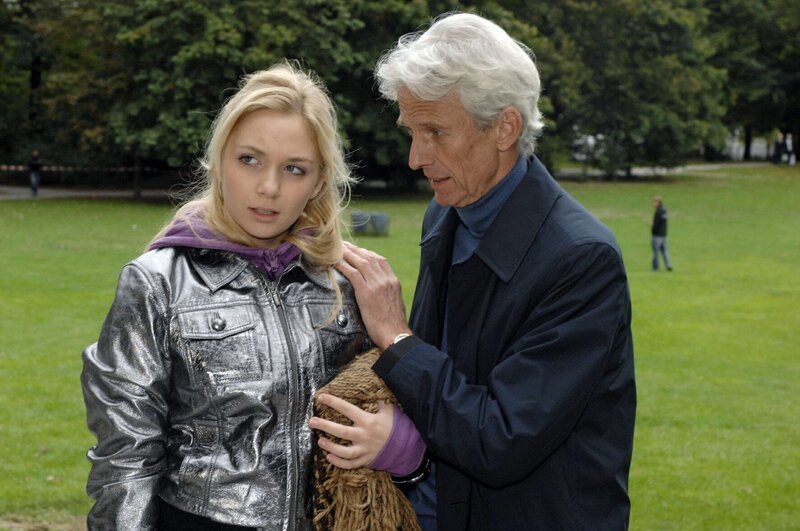 Robert (Mathieu Carrière, r.) findet Lily (Jil Funke, l.) in einem Park. – Bild: SAT.1 /​ Oliver Ziebe Eigenproduktionsbild frei
