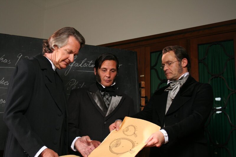 Von links: Bischof Wilberforce (Jozsef Strausz) streitet mit Darwins Freunden Hooker (Henning Westermann) und Huxley (Bernd Muggenthaler). – Bild: BR/​INTER/​AKTION