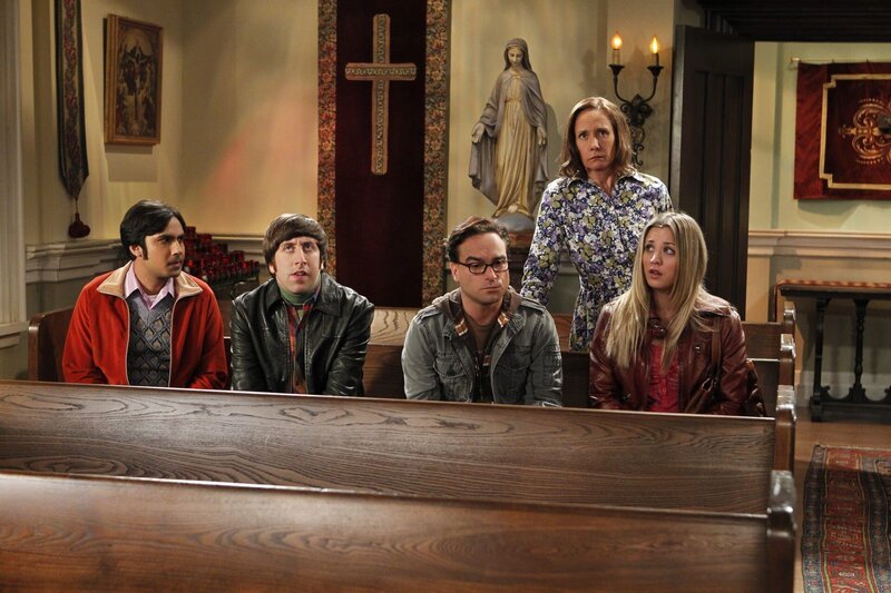 Eine ganz besondere Sightseeing-Tour: Mary (Laurie Metcalf, 2.v.r.), Penny (Kaley Cuoco, r.), Raj (Kunal Nayyar, l.), Leonard (Johnny Galecki, M.) und Howard (Simon Helberg, 2.v.l.) … – Bild: Warner Bros. Television Lizenzbild frei