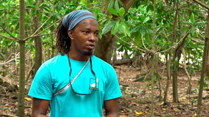 Ranger Dailus Laurence arbeitet auf der Insel „Cousin Island“, die seit 1968 unter Naturschutz steht. – Bild: WDR Ranger Dailus Laurence arbeitet auf der Insel „Cousin Island“, die seit 1968 unter Naturschutz steht. – Bild: WDR