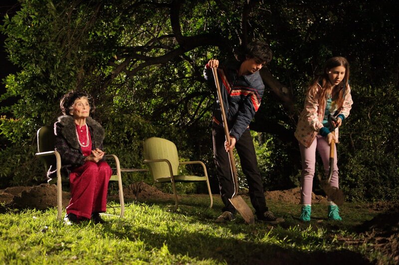 Als Tante Edie (Jeanette Miller, l.) Axl (Charlie McDermott, M.) und Sue (Eden Sher, r.) anvertraut, dass sie irgendwo eine Zeitkapsel vergraben hat, machen die beiden sich gleich auf die Suche danach … – Bild: HBOH