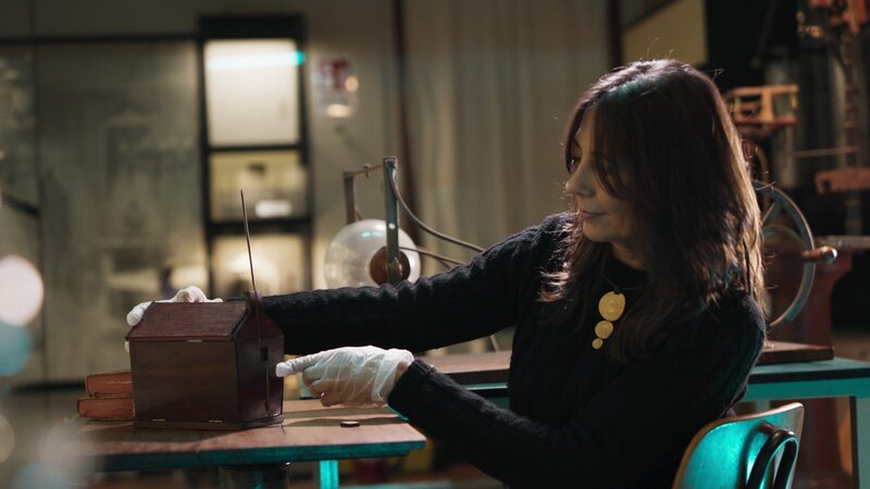 Dr. Sofia Talas zeigt das sogenannte Donnerhäuschen. Damit haben die Gelehrten im Zeitalter der Aufklärung systematisch mit Blitzen experimentiert. – Bild: ZDF