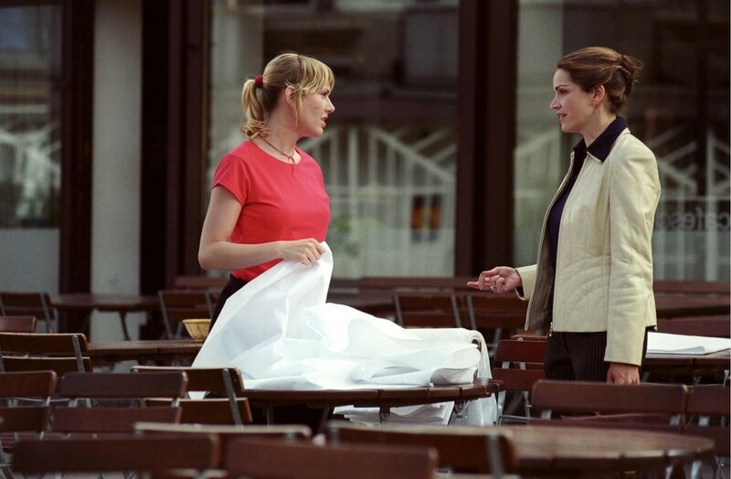 Sandra (Rebecca Immanuel, r.) versucht vergeblich mit Astrid Mergner (Gruschenka Stevens, l.) zu reden. – Bild: SAT.1 /​ Hardy Spitz