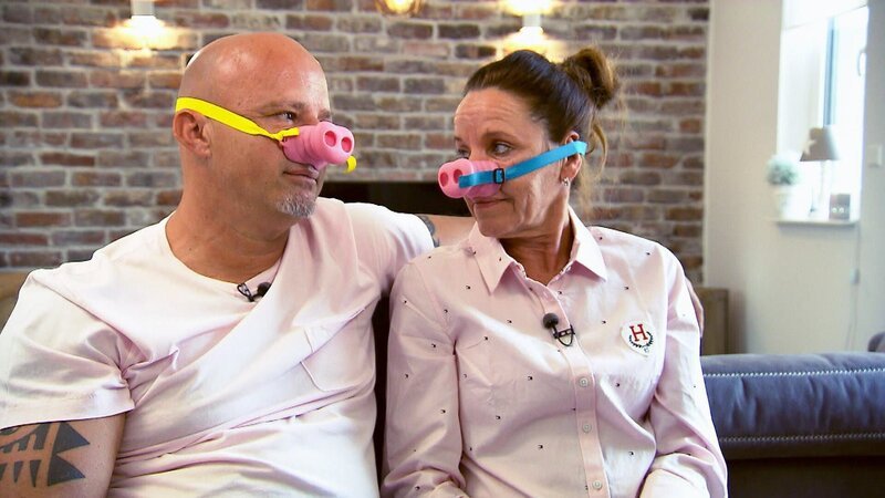 Bei „Pig out“ geht es um schnelle Reaktionen und präzises „Schnüffeln“ wie ein Schwein. Denn wer als erster mit seinem Rüssel von jeder Sorte ein Futterstück aus dem Spieltrog gefischt hat, gewinnt! – Bild: MG RTL D