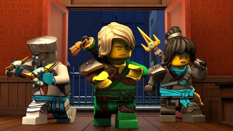 Zane, Lloyd und Nya (v.l.n.r.) betreten den Club der Entdecker. Können sie hier die zweite Schriftrolle des Verbotenen Spinjitzu finden und damit Aspheera für immer besiegen? – Bild: LEGO