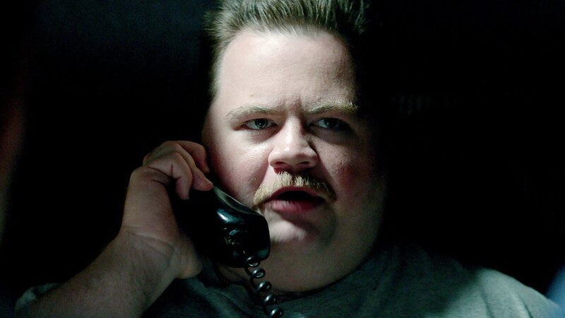 Der Sicherheitsmann Richard Jewell (Paul Walter Hauser) wird nach einem Bombenfund verdächtigt, den Sprengkörper selbst gebaut und gezündet zu haben. – Bild: Claire Folger Der Sicherheitsmann Richard Jewell (Paul Walter Hauser) wird nach einem Bombenfund verdächtigt, den Sprengkörper selbst gebaut und gezündet zu haben. – Bild: Claire Folger
