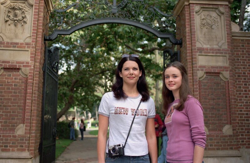 Auf ihrer Reise nach Harvard stellt Rory (Alexis Bledel, r.) ihre Mutter bezüglich der geplatzten Hochzeit zur Rede, woraufhin Lorelais (Lauren Graham, l.) Entschluss bezüglich eines eigenen Hotels weiter Formen annimmt … – Bild: Warner Bros. Entertainment, Inc.