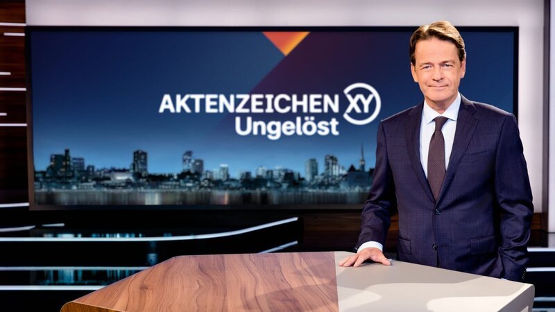 Moderator Rudi Cerne im Studio – Bild: ZDF und Nadine Rupp