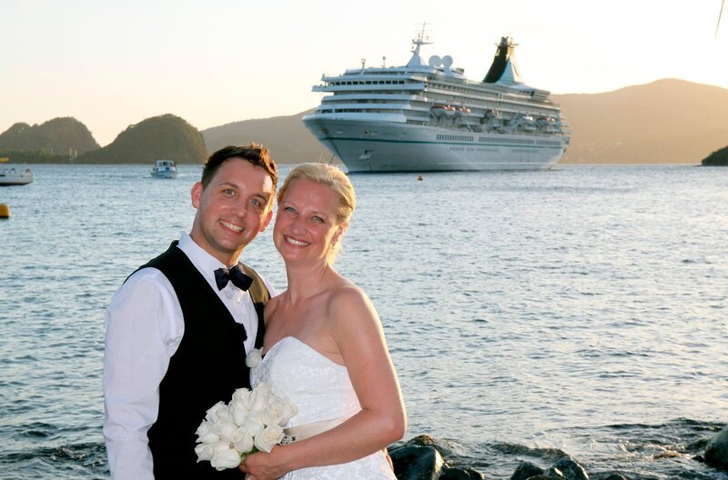 Glückliches Brautpaar Iris und Torsten nach der Hochzeit vor der „Grand Lady“ im Sonnenuntergang. Weiteres Bildmaterial erhalten Sie unter www.br-foto.de. – Bild: BR/​Henning Kröger