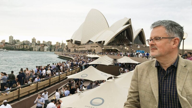 Australien-Saga mit Christopher Clark (2) Von Menschen und Meer Christopher Clark vor der Oper in Sydney – Bild: SRF/​ZDF/​Gero von Boehm