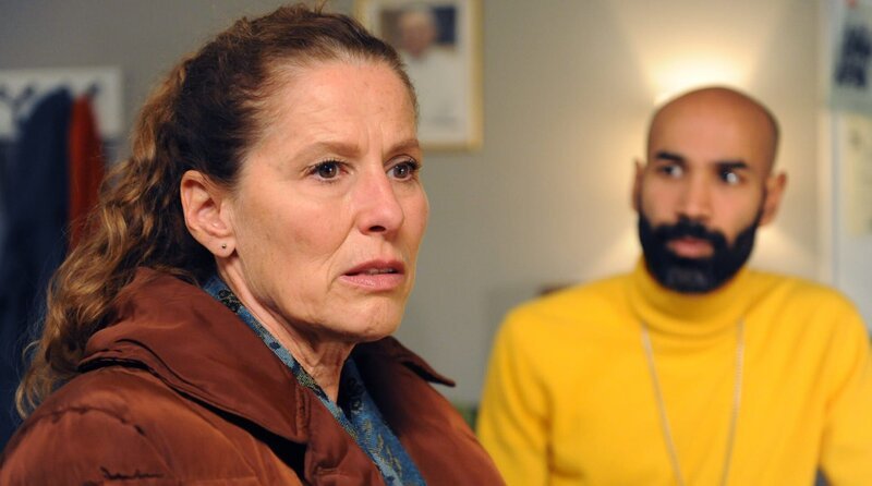 Annalena (Heidrun Gärtner) stellt Pfarrer Naveen (Markus Subramaniam) die für sie alles entscheidende Frage: Hat Mike sie betrogen? – Bild: BR/​Marco Orlando Pichler