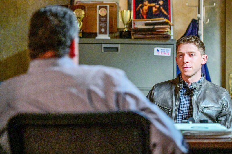 (v.li.): Steven Schirripa (Anthony Abetamarco), Will Hochman (Joe Hill). – Bild: ORF/​Sevenone International/​CBS/​John Paul Filo