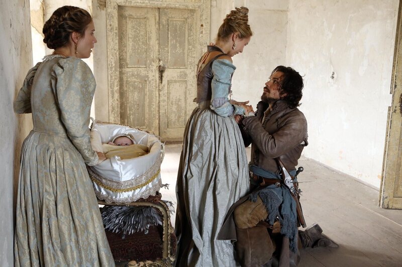 Königin Anne (Alexandra Dowling, Mitte l.); Aramis (Santiago Cabrera, r.) – Bild: BBC