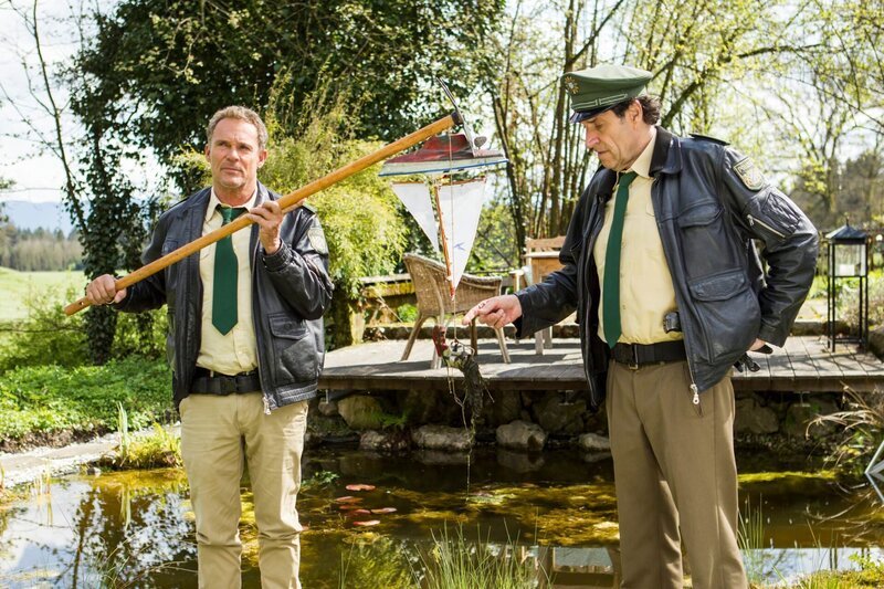 v.li.: Hubert (Christian Tramitz) und Staller (Helmfiried von Lüttichau) finden immer den richtigen Hinweis – Bild: TMG /​ Hirschhäuser