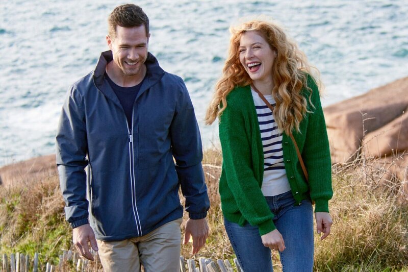 Die Holzhandwerkerin Moriah (Rachelle Lefevre, re.) möchte den Leuchtturm in einer französischen Küstenstadt restaurieren. Doch dann trifft sie auf Ben (Luke Macfarlane, li.), der andere Pläne hat. – Bild: Eric Caro /​ Hallmark Media