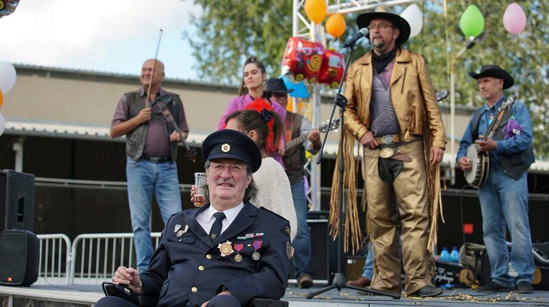 DÄ›da (Bolek PolÃ­vka, mittig Vordergrund), Viktor (Marek Daniel, mittig Hintergrund) und MiluÅ¡ka (Judit PechÃ¡Äek, links im Hintergrund) bei einem Fest auf Viktors Hof – Bild: MDR/​Jan MeliÅ¡