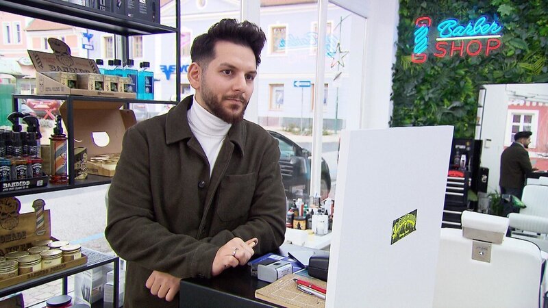 Arif Ertürk hat den ersten Barbershop in Pinkafeld/​Burgenland eröffnet. – Bild: ORF