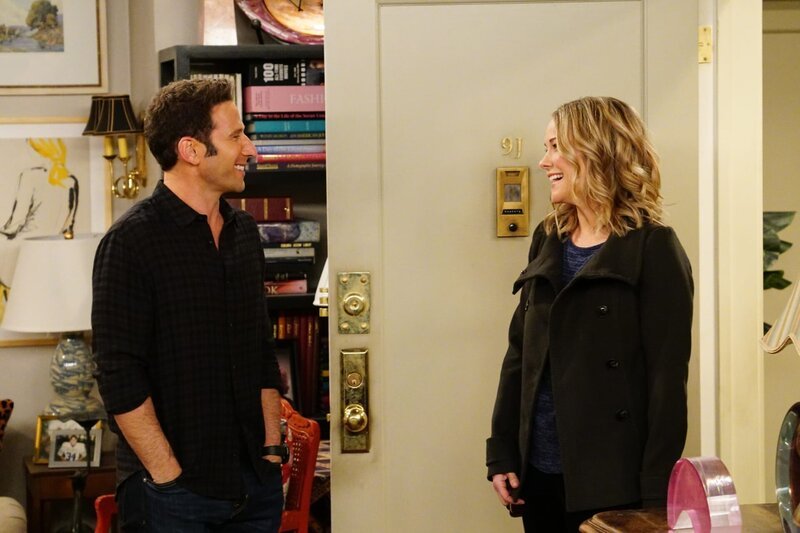 Josh (Mark Feuerstein, l.); Lauren (Andrea Anders, r.) – Bild: CBS Broadcasting, Inc.