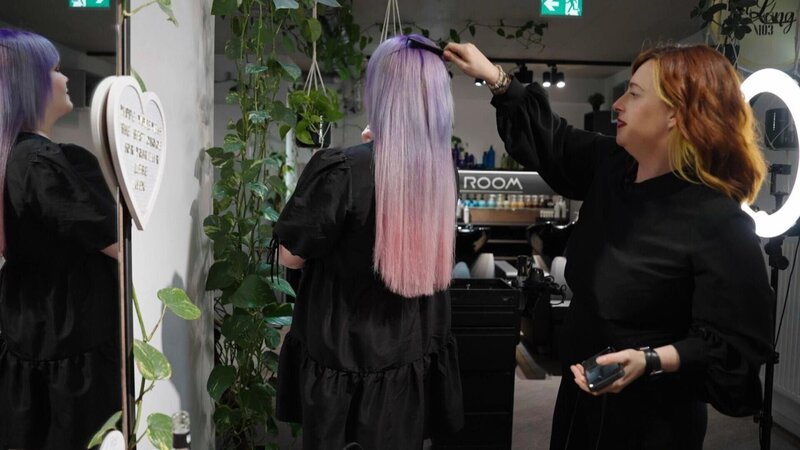 Friseur-Meisterin Franca Schnell (r.) ist bekannt für krasse Farben. – Bild: RTL /​ solisTV /​ Haarige Zeiten – Wege aus der Krise