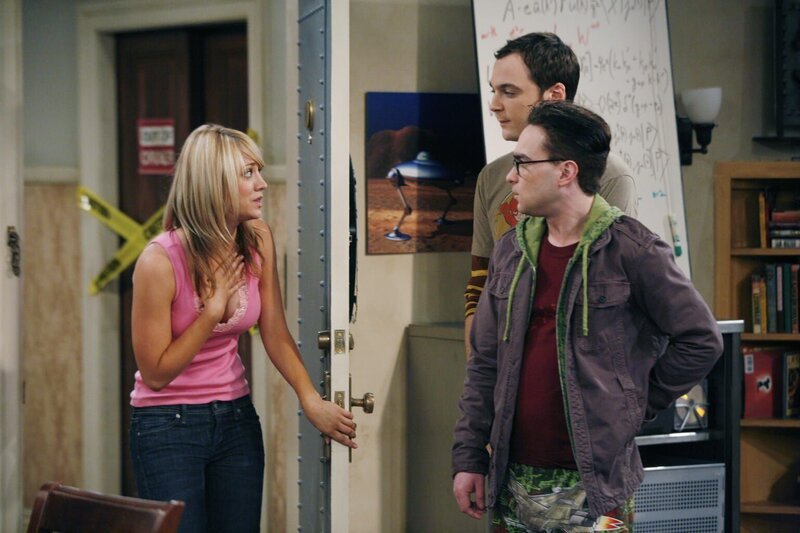 Die beiden hochbegabten Physiker Leonard (Johnny Galecki, l.) und Sheldon (Jim Parsons, M.) teilen sich eine Wohnung und die Liebe zur Quantenphysik. Doch als in der Wohnung gegenüber die attraktive Penny (Kaley Cuoco, l.) einzieht, ist Leonard sofort hin und weg – Bild: Warner Bros. Television
