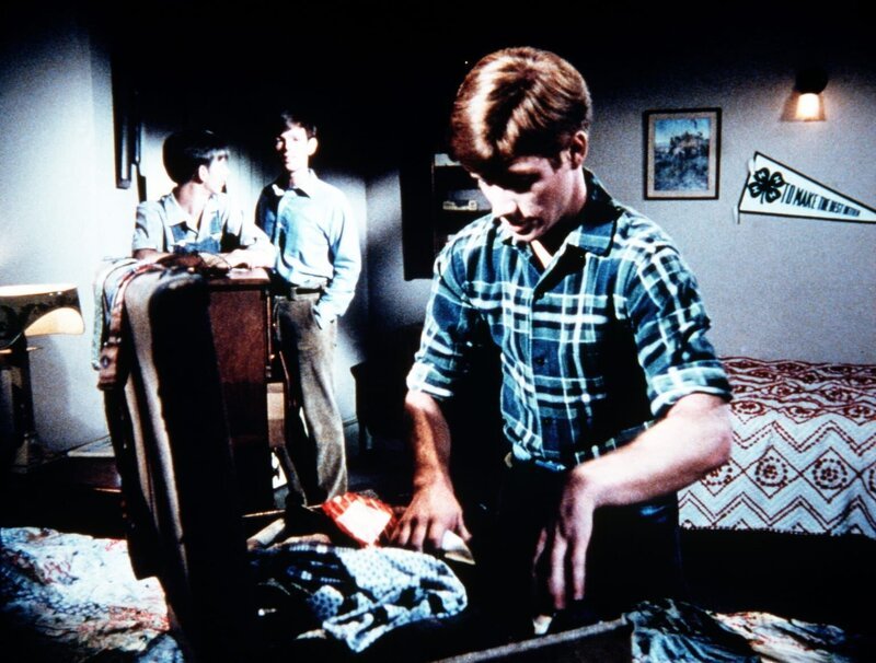 Traurig sehen Jim-Bob (David W. Harper, hinten l.) und Jason (Jon Walmsley, hinten r.) ihrem Bruder Ben (Eric Scott, r.) beim Packen zu. Dieser verlässt die Familie, um in der Stadt zu arbeiten … – Bild: WARNER BROS. INTERNATIONAL TELEVISION
