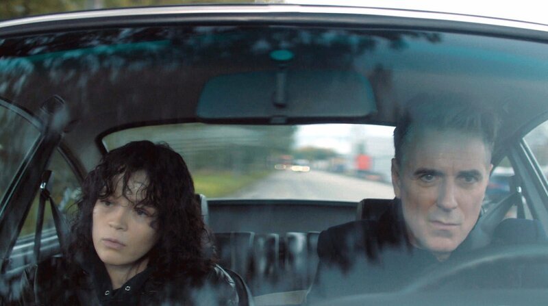 Wie ein Bodyguard: Paula (Paula Kober, li.) kann ihren Vater Bodo Brenner (Jens Harzer, re.) nicht ausstehen. – Bild: ARD Degeto Film/​Letterbox Filmproduktion GmbH/​Simon Dat Vu