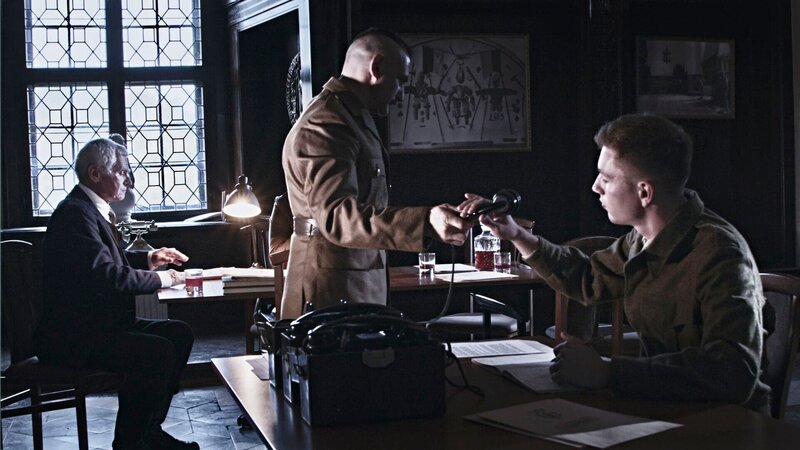 Drei Männer in einem Arbeitszimmer – Bild: otf /​ FF1 Productions Inc /​ OTF /​ THE HISTORY CHANNEL