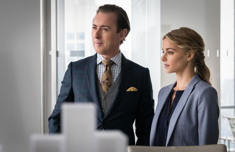 L-R: Dr. Dylan Reinhart (Alan Cumming), Det. Lizzie Needham (Bojana Novakovic) – Bild: 2017 CBS Broadcasting Inc. All Rights Reserved. /​ Jeff Neumann Lizenzbild frei