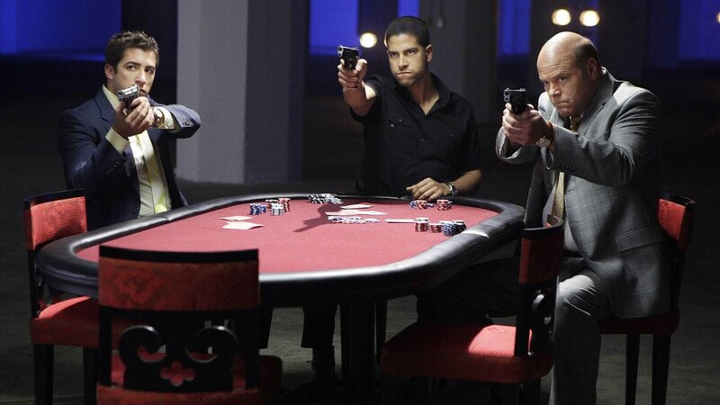 Die Pokerrunde wird für die Gangster zur Überraschung, als (v.l.) Wolfe (Jonathan Togo), Delko (Adam Rodriguez) und Det. Tripp ( Rex Linn) ihre Waffen ziehen … – Bild: RTL /​ CBS