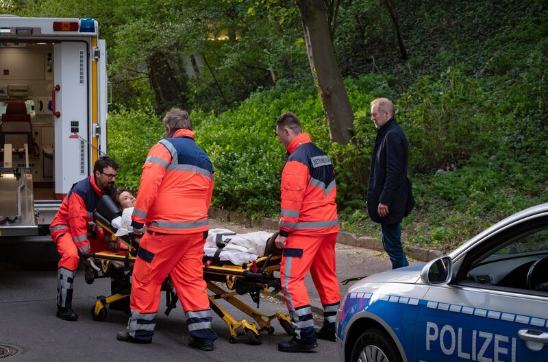 Anna (Ina Paule Klein) ist schwer verletzt: Fabel (Peter Lohmeyer) sorgt sich um seine Kollegin. – Bild: ARD Degeto/​Georges Pauly /​ ZDF
