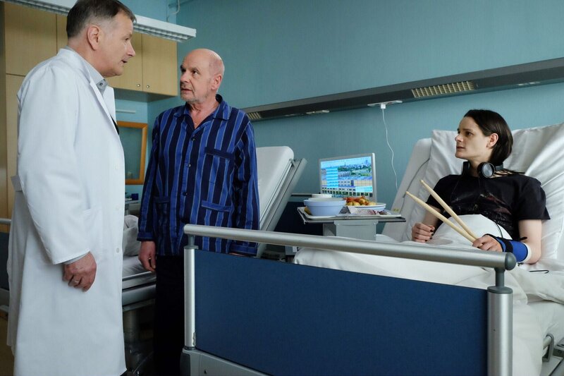 Dr. Roland Heilmann (Thomas Rühmann, links) ist außer sich. Seit Jannis Täuber (Johannes Franke, rechts) bei Knut Kullmann (Thomas Meinhardt, Mitte) die Hände aufgelegt und dieser schmerzfrei ist, verweigert Knut jede weitere Behandlung. Roland glaubt nicht an Wunder und fordert Jannis auf, das zu unterlassen. – Bild: BR/​MDR/​Saxonia Media Filmproduktions GmbH/​Sebastian Kiss /​ Sebastian Kiss