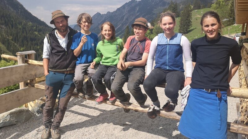 Familie Dallmeier auf der Peter’s Alpe: Wolfgang Dallmeier, Seppi Dallmeier, Rosalina Dallmeier, Vinzenz Dallmeier, Lina Stich und Verena Dallmeier. – Bild: Honorarfrei – nur für diese Sendung inkl. SocialMedia bei Nennung ZDF und BR/Bewegte Zeiten Filmproduktion GmbH/Carsten Frank Familie Dallmeier auf der Peter’s Alpe: Wolfgang Dallmeier, Seppi Dallmeier, Rosalina Dallmeier, Vinzenz Dallmeier, Lina Stich und Verena Dallmeier. – Bild: Honorarfrei – nur für diese Sendung inkl. SocialMedia bei Nennung ZDF und BR/Bewegte Zeiten Filmproduktion GmbH/Carsten Frank