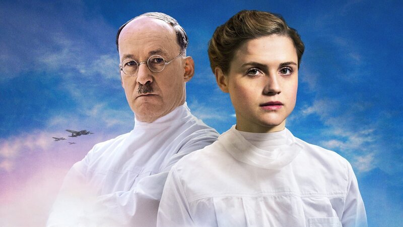 Ulrich Noethen (Prof. Sauerbruch), Mala Emde (Anni Waldhausen). – Bild: ORF/​UFA/​ARD/​Julie Vrabelova/​Montage Maria Jülisch