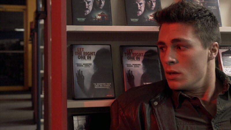 Jackson (Colton Haynes) wird in einer Videothek von einem wilden Tier attakiert … – Bild: RTL II
